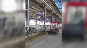 Электрический подталкиватель кормов